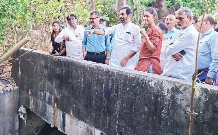 MLA Sanjay Kelkar inspecting the open drain in Hiranandani Meadows